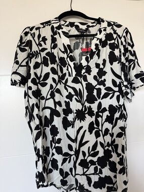 Well Worn Black & White Floral V-Neck Blouse